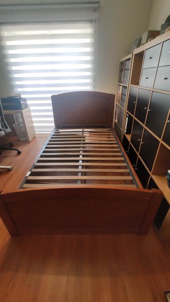 Estrutura de cama em cerejeira, com arrumação