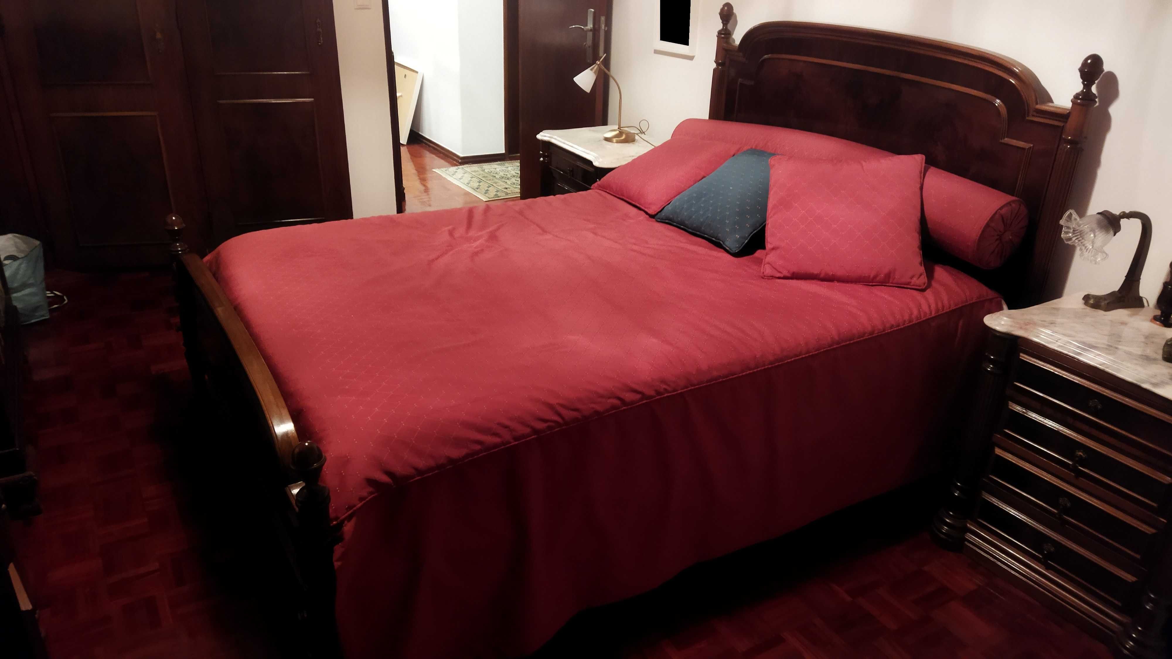 Recheio de Quarto (cama + 2 mesas cabeceira + Roupeiro)