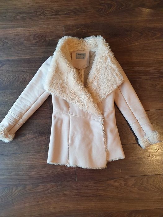 kremowe eleganckie futerko płaszcz bershka