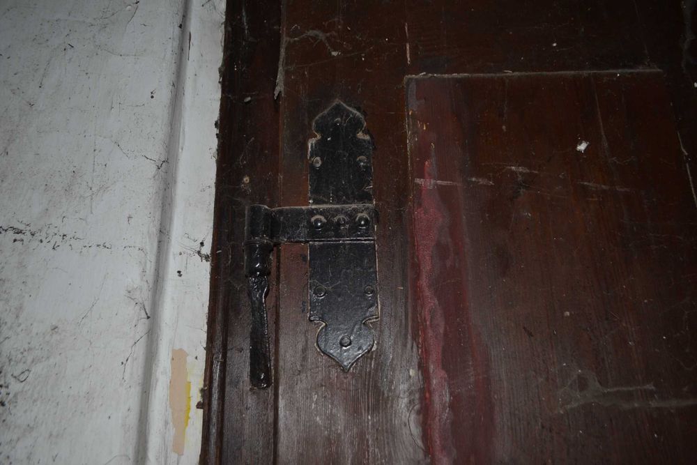 Stare zabytkowe drewniane drzwi zewnętrzne