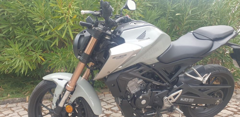 Honda CB125R (15cv) de 2021, em bom estado.