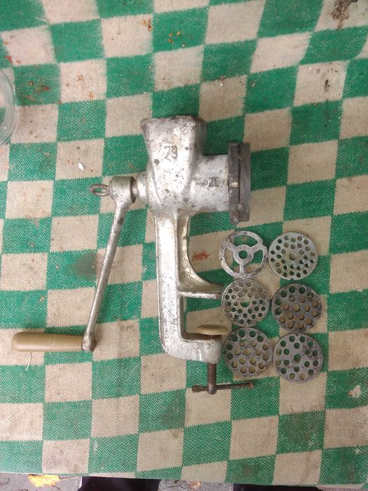 Мясорубка ручная СССР (чугунная) 1979 г. и насадки к ней.
