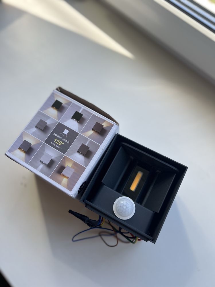 LED настінний світильник з датчиком руху