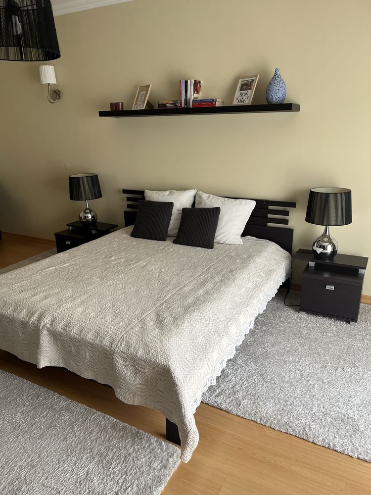 Conjunto cama com mesas de cabeceira
