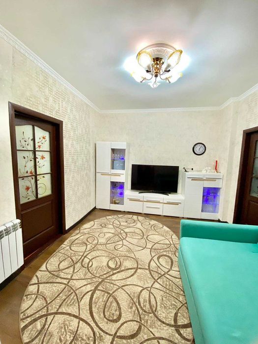 Продам 4-х комнатную квартиру на земле в центре.