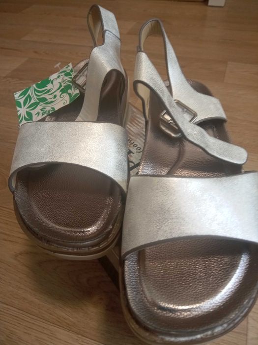 Босоніжки шкіряні сріблясті 37 розмір