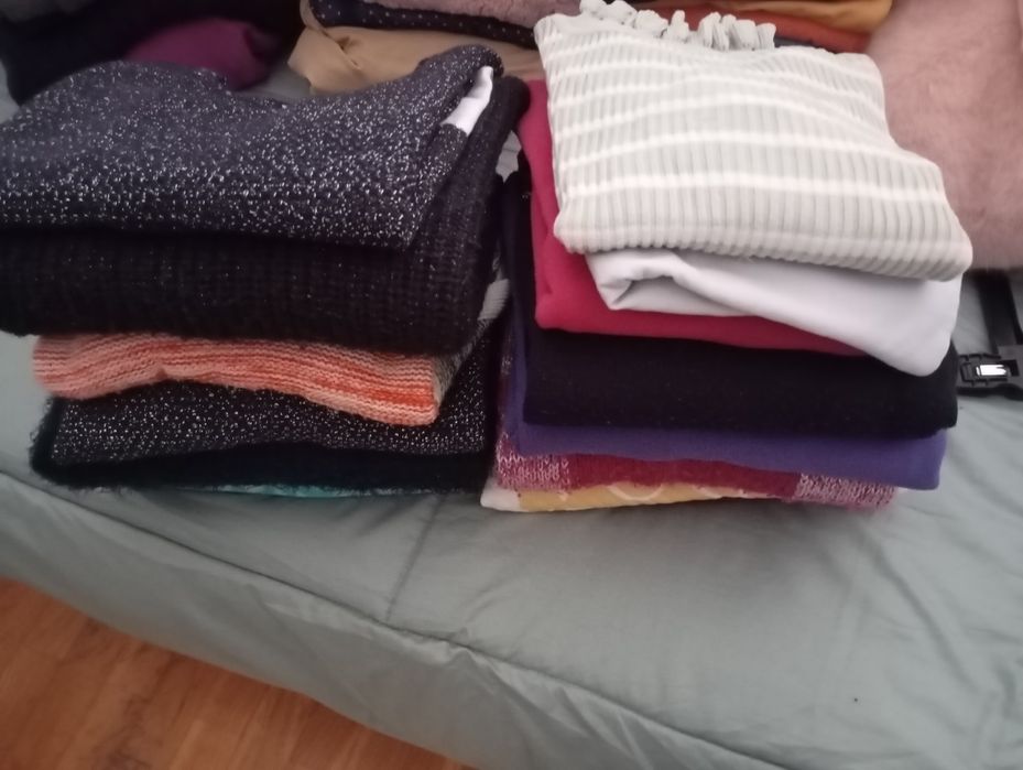 Roupa de menina em bom estado