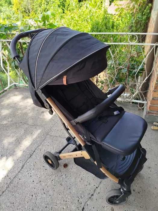Wózek spacerowy MoMi Estelle GOLD czarny – kompaktowy i lekki