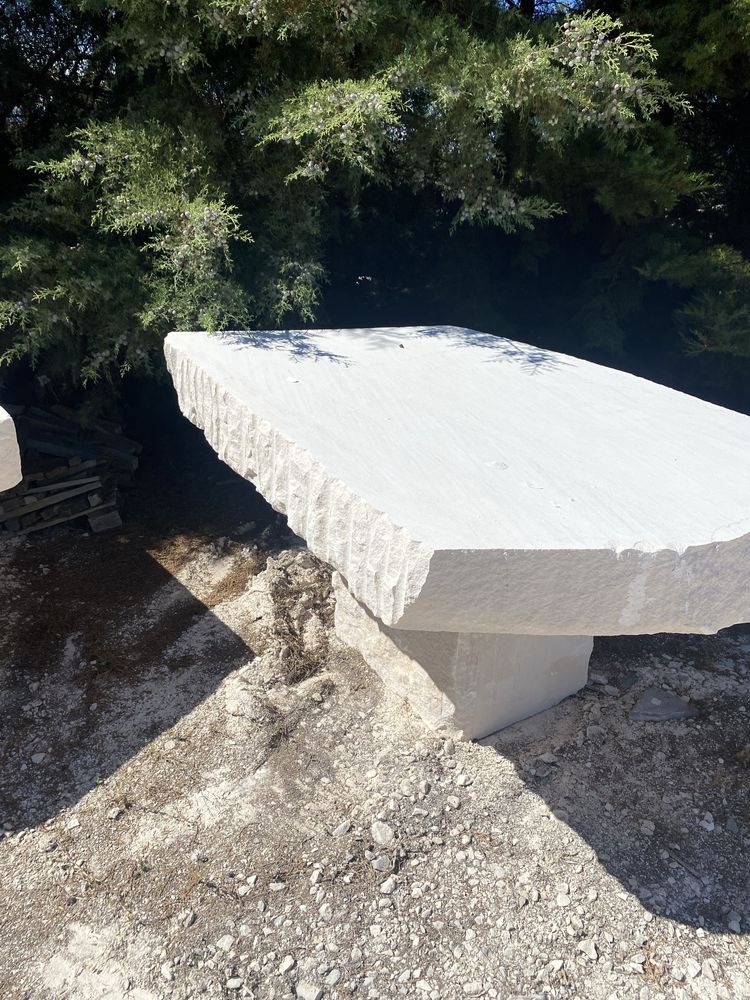 Mesa em pedra natural