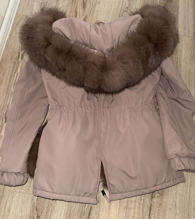 Продам жіночу куртку-парку з натуральним хутром.