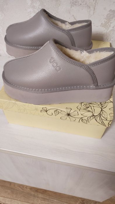 Продам УГГИ. Новые. На меху. Цвет бежевый. Очень стильные. 40р.