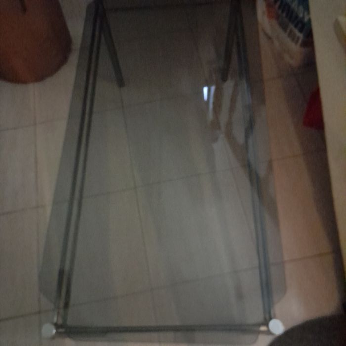 Mesa de centro prateado com vidro