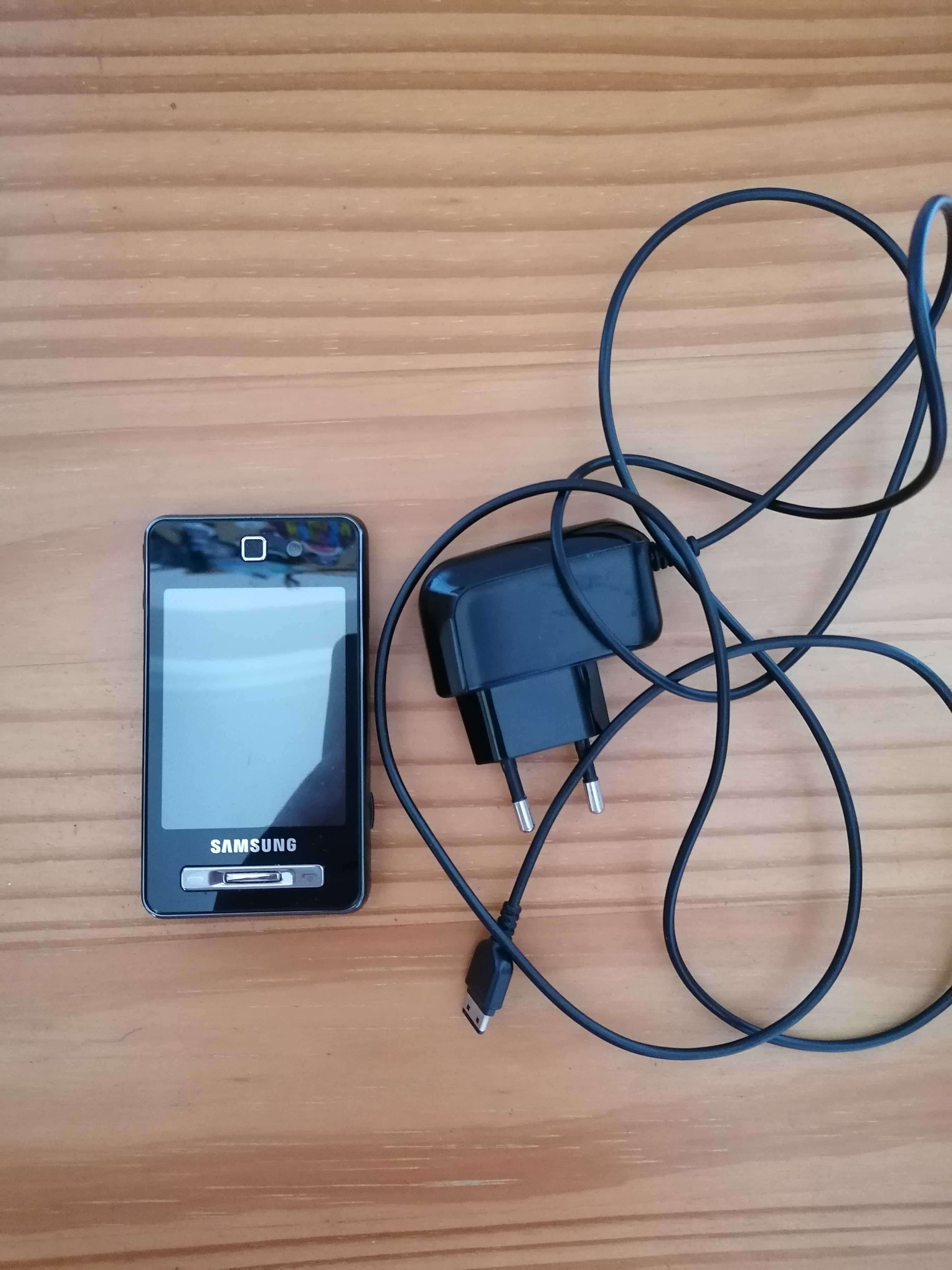 4 telemóveis + 1 MP3 + 1 MP4