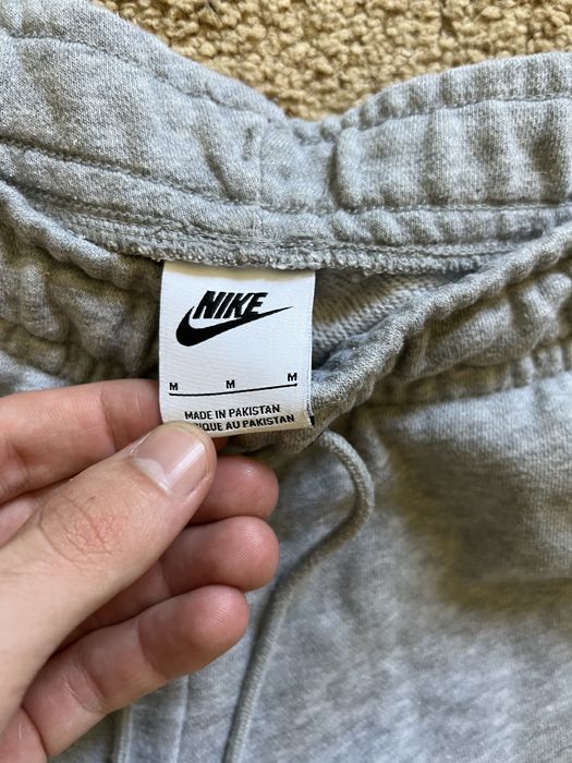 Штаны Nike.