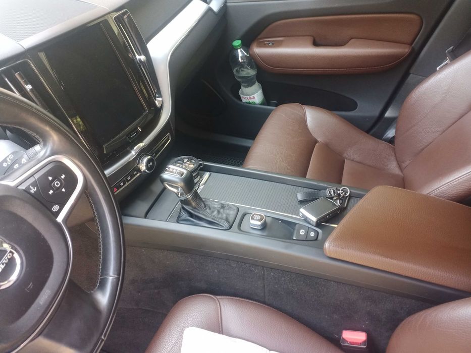 Продаю власний автомобіль VOLVO XC60 Momentum 2018 року