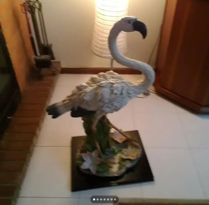 Linda estatueta  em marfinite  com 70 cm altura e base em madeira