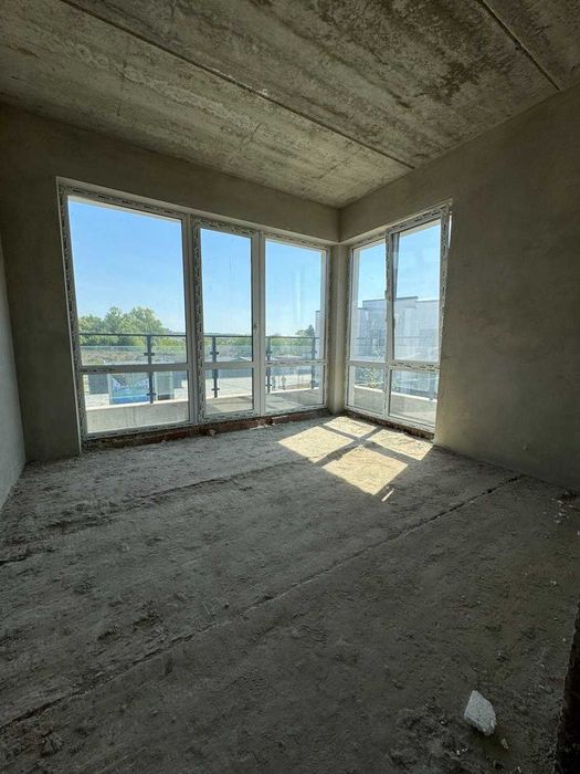 Продається Дуплекс готовий до ремонту з гаражем та бічною ділянкою