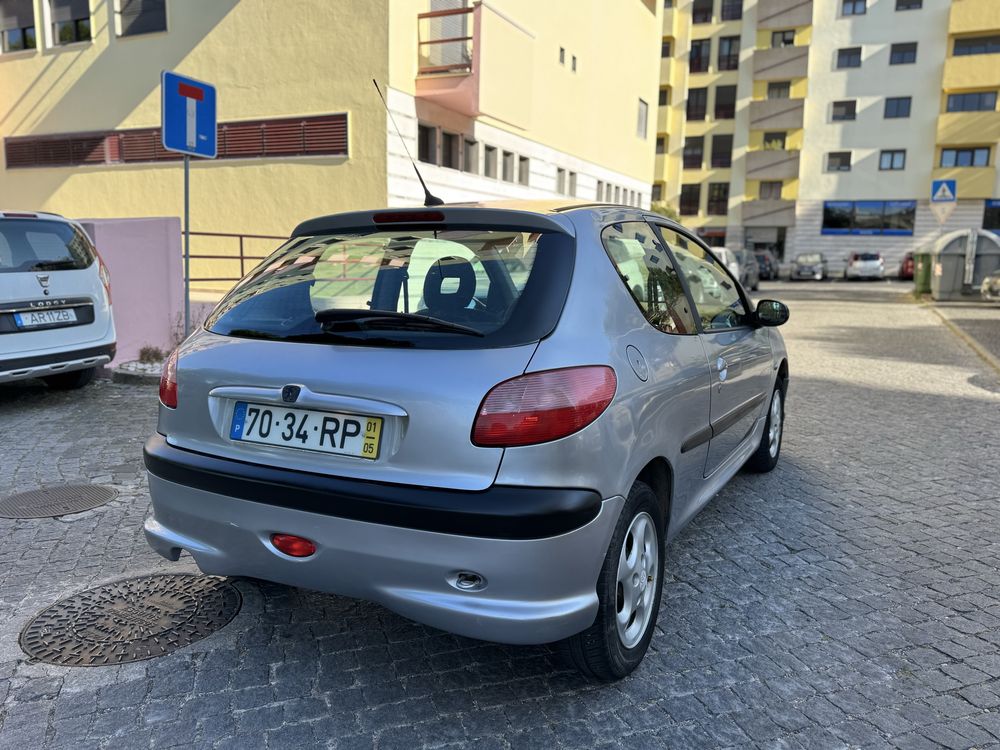 Peugeot kfw 1.4 gasolina ano 2001 em bom estado geral.