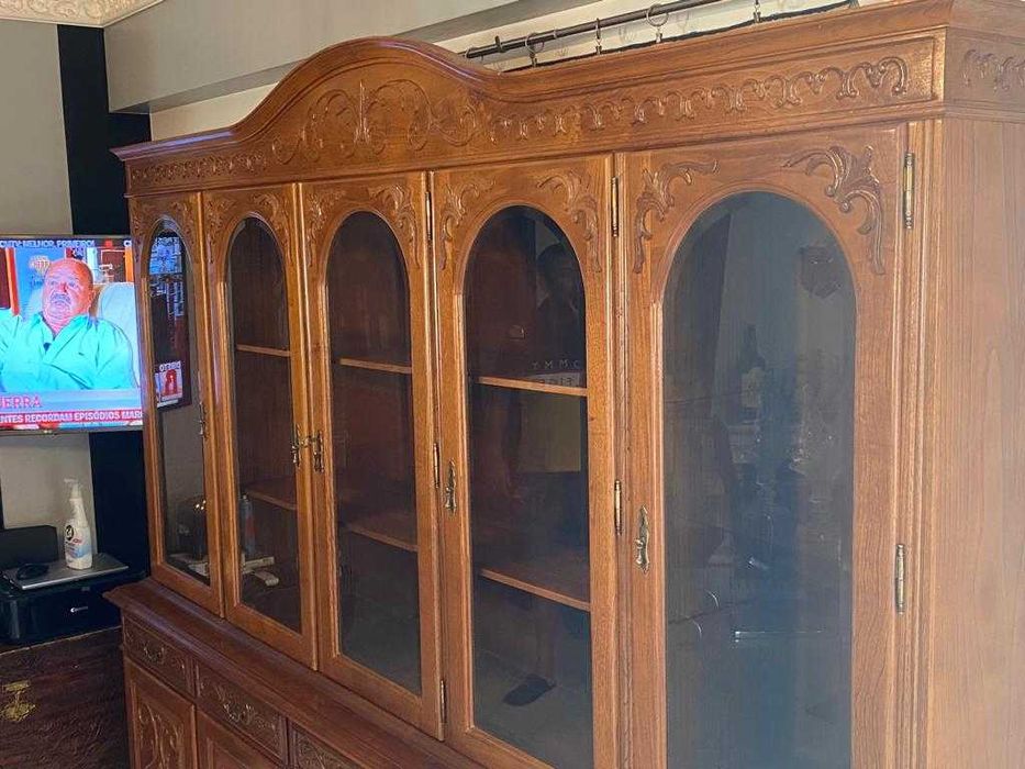 Móvel com vitrine madeira maciça usado em bom estado