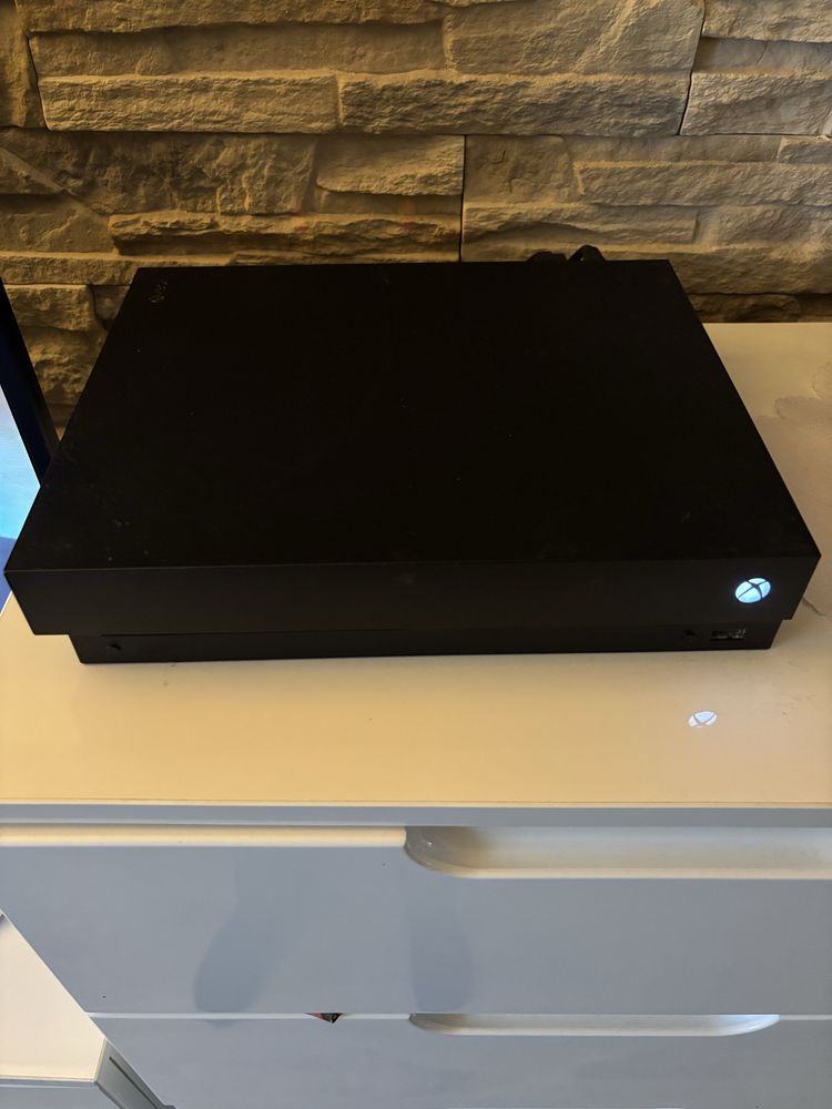 Xbox one x 1TB dwa pady i gta 5