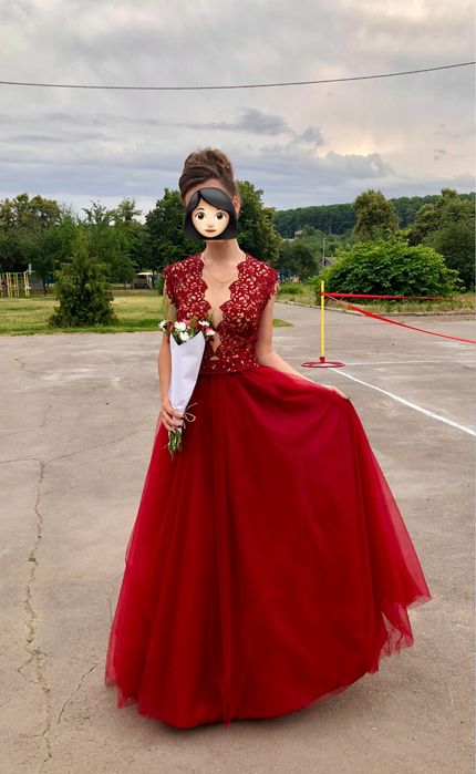 Червона сукня на випускний