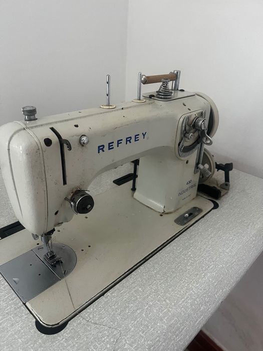 Máquina de costura Refrey Industrial  c/mesa e elétrica