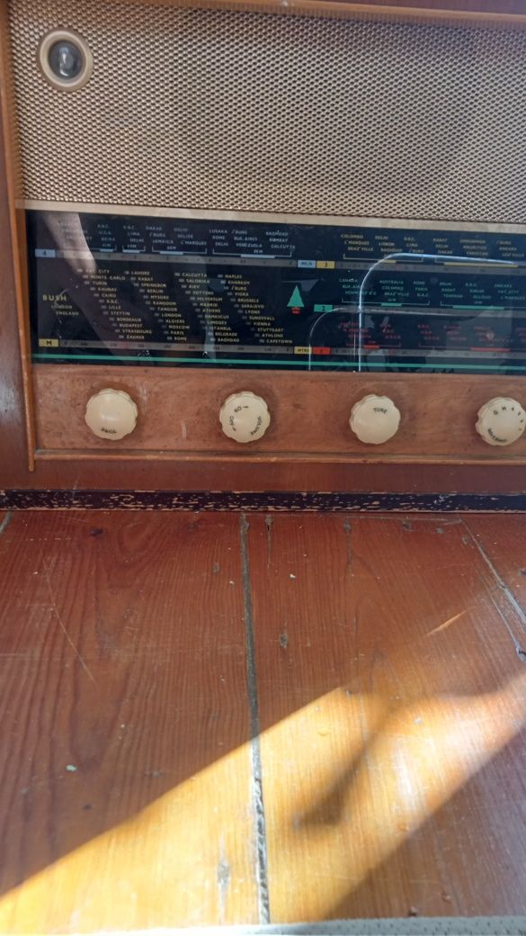 Rádio a válvulas muito antigo