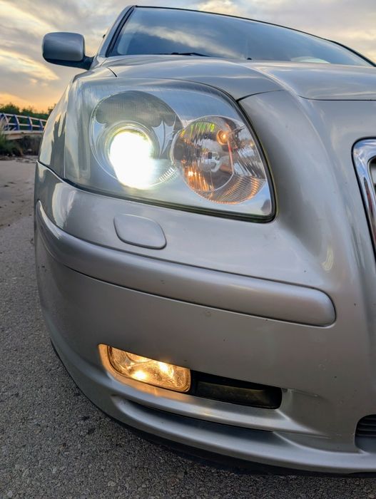Продам машинуToyota Avensis