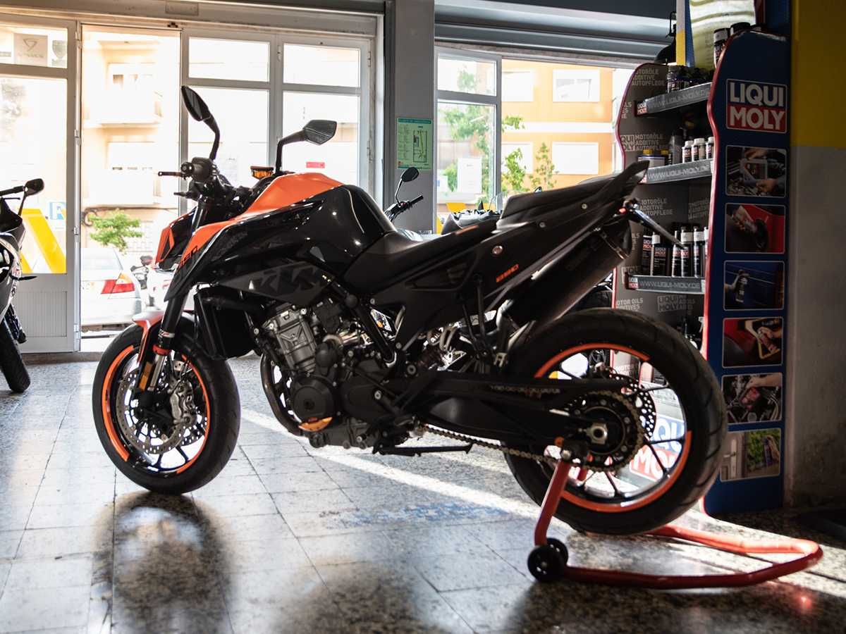KTM Duke 890 de 2022 em Óptimo Estado. Revisōes em Dia.