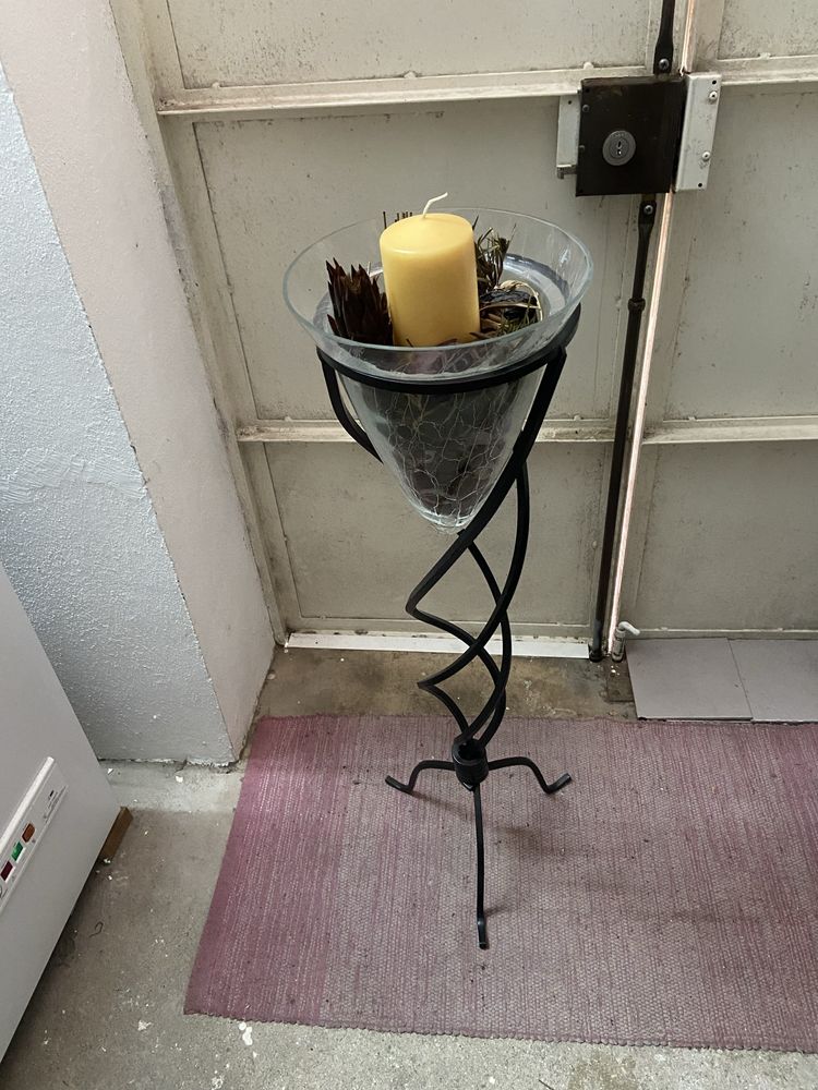 Arranjo com suporte em ferro preto para enfeitar