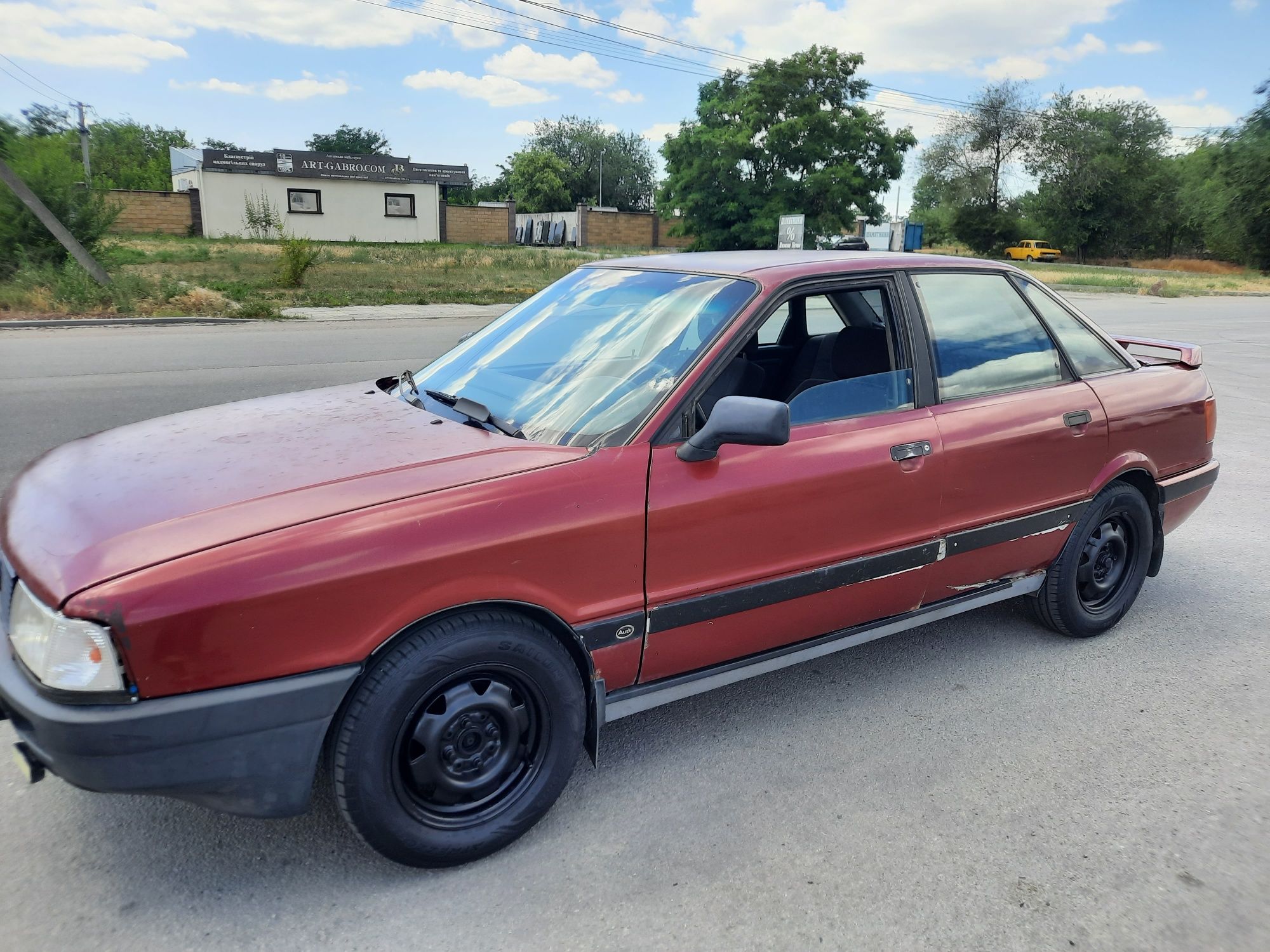 В продаже Ауди 80/1987 года. На газу , на полном ходу. Сел и поехал.