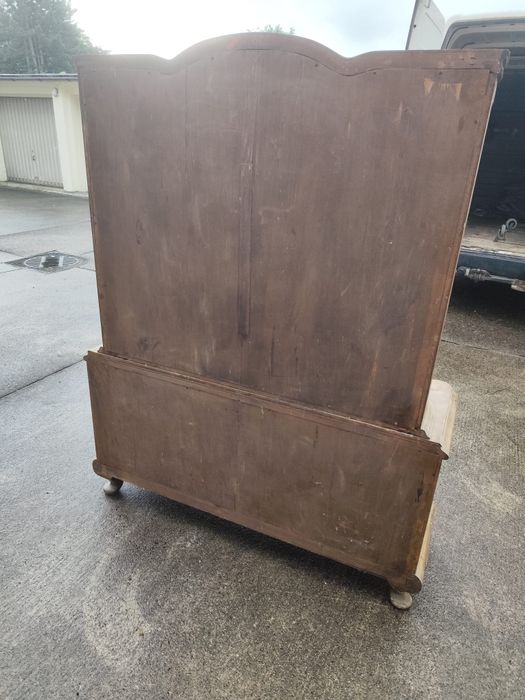 Antyczna witryna w stylu ludwikowskim, gięte szyby, lata 1920–1940