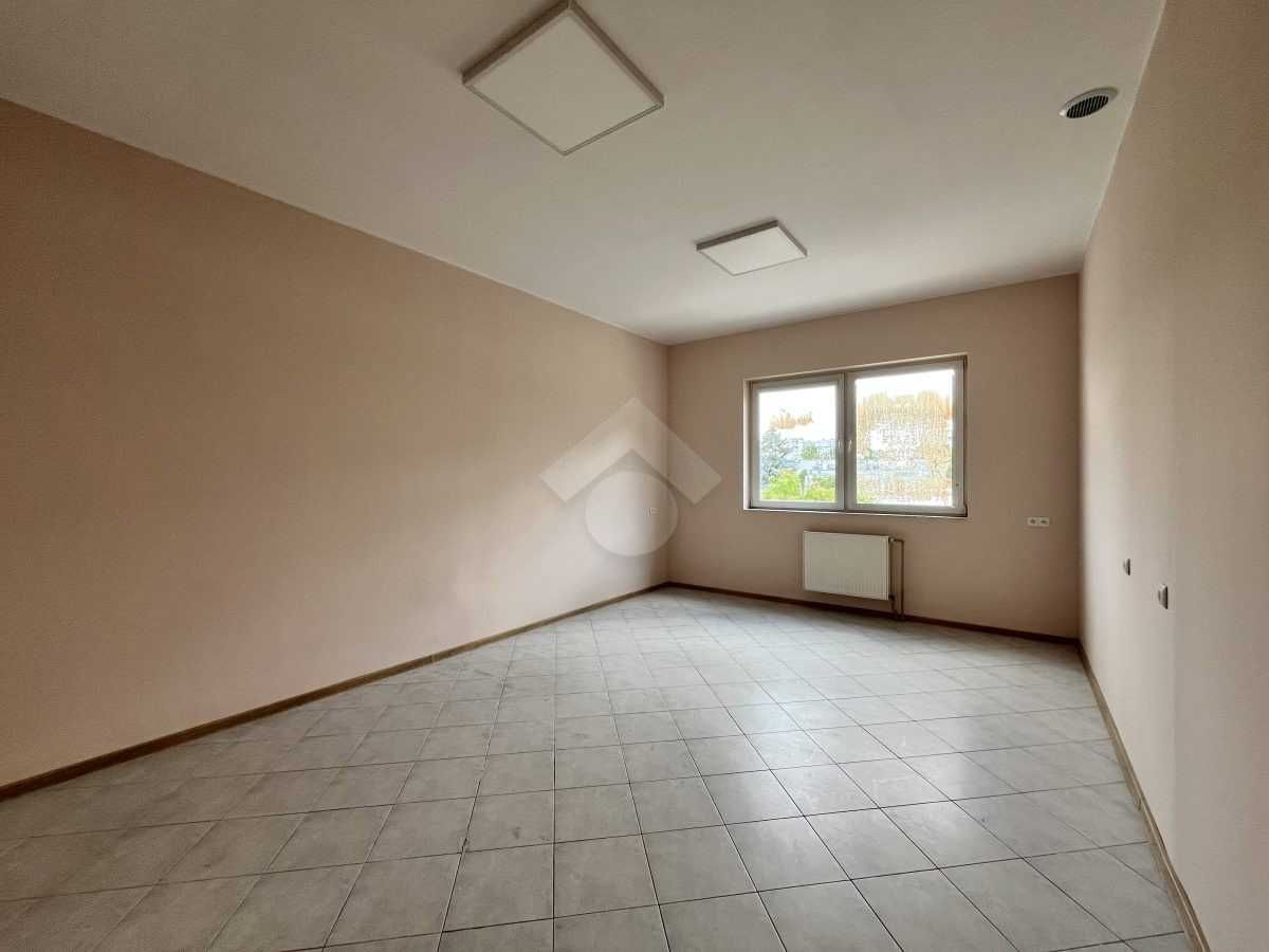lokal użytkowy, 5pomieszczeń, po remoncie, parking, autobus, tramwaj