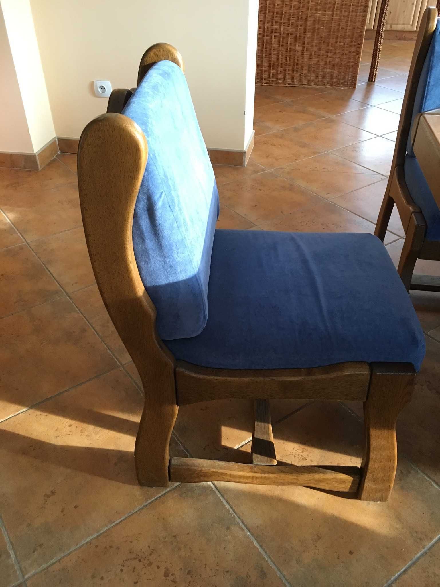 Witryna i stół dębowy z krzesłami