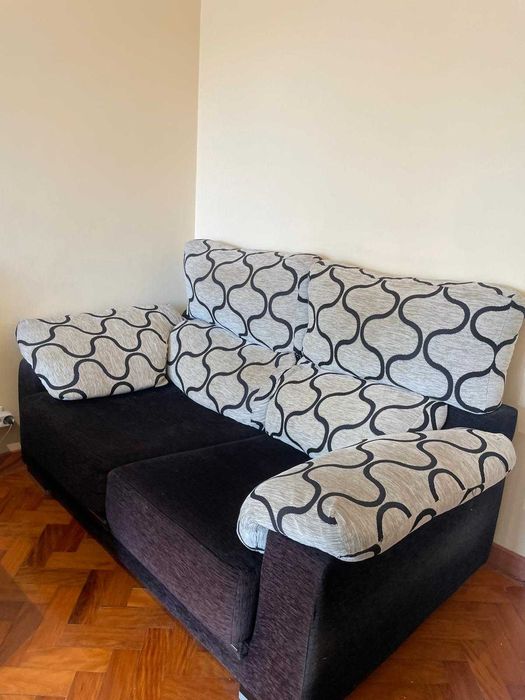 Sofá de 2 lugares preto com assento extensível