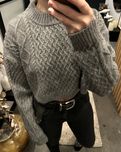 Krótki, crop top szary sweter na jesień-zimę