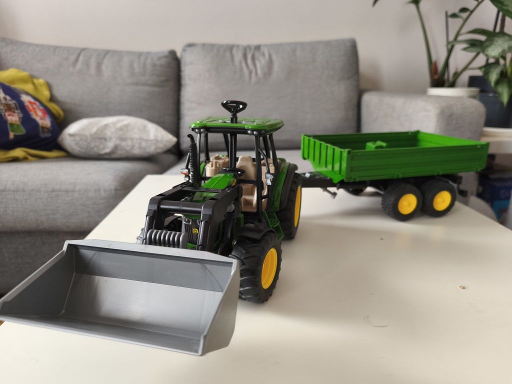 Bruder 01793 ciągnik John Deere z z przyczepą i ładowaczem