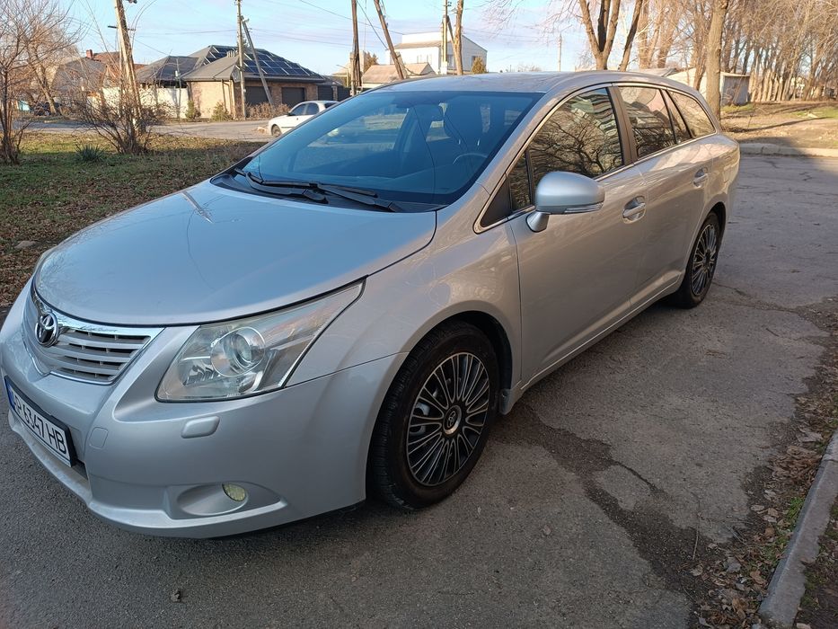 Автомобиль Toyota Avensis т27 универсал.
