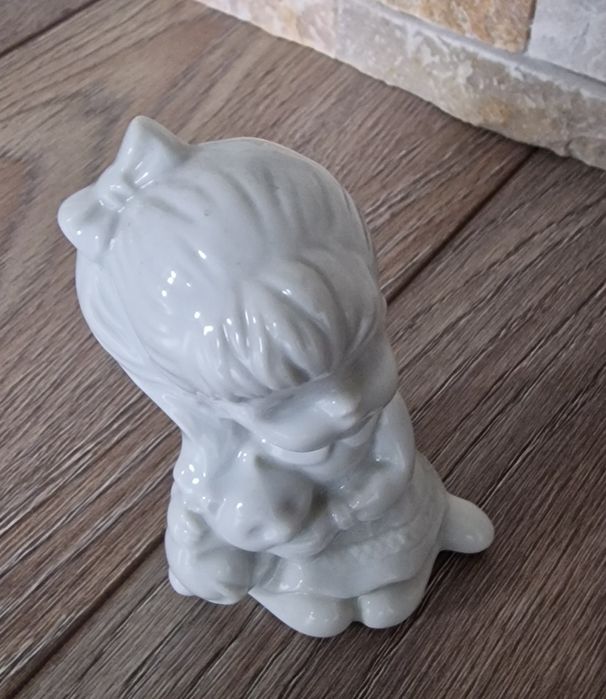 Figurka dziewczynka z kotem