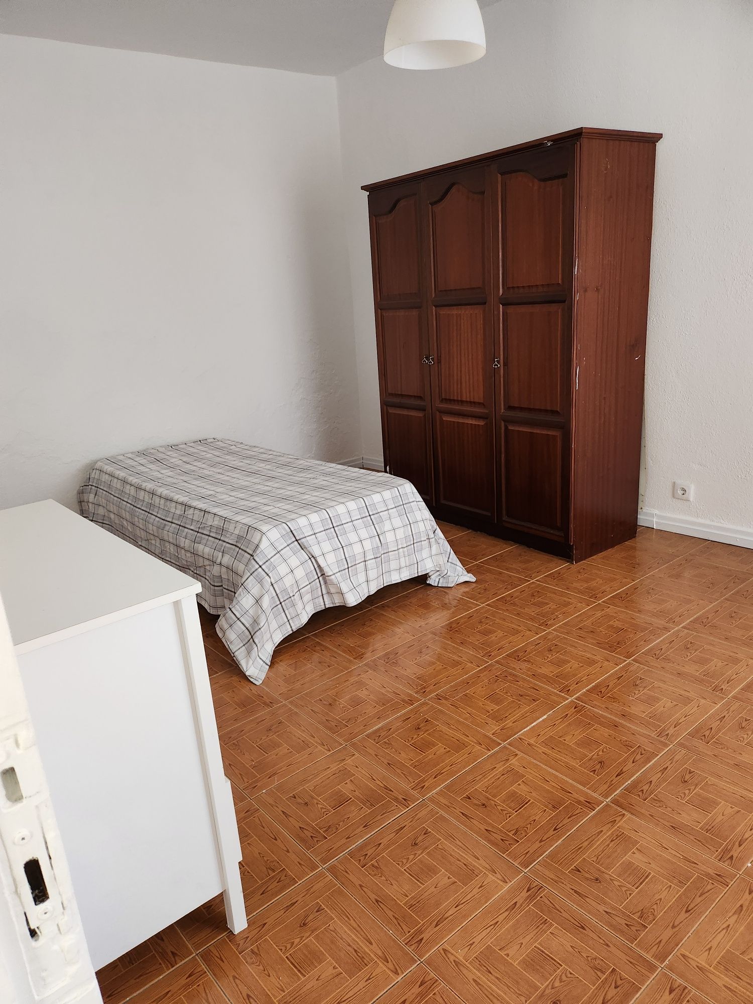 Alugam-se 3 quartos a estudantes