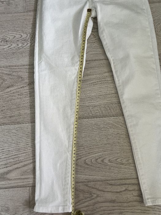 Белые джинсы Levi's