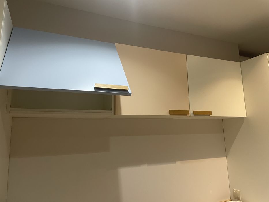 Меблі в дитячу повний комплект шафи ліжечко