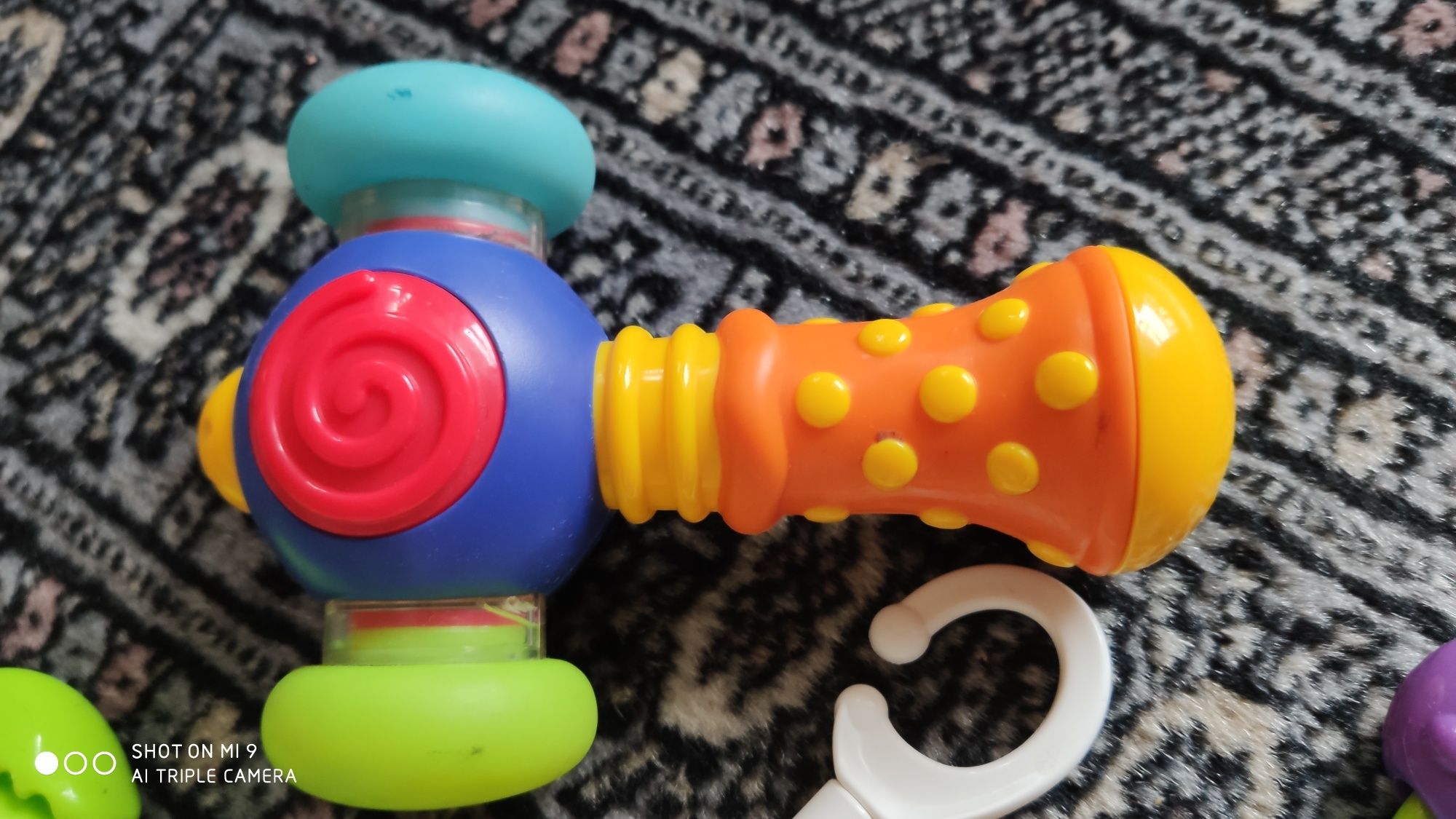 Zestaw zabawek grzechotki sensoryczne smiki dla niemowlaka prezent