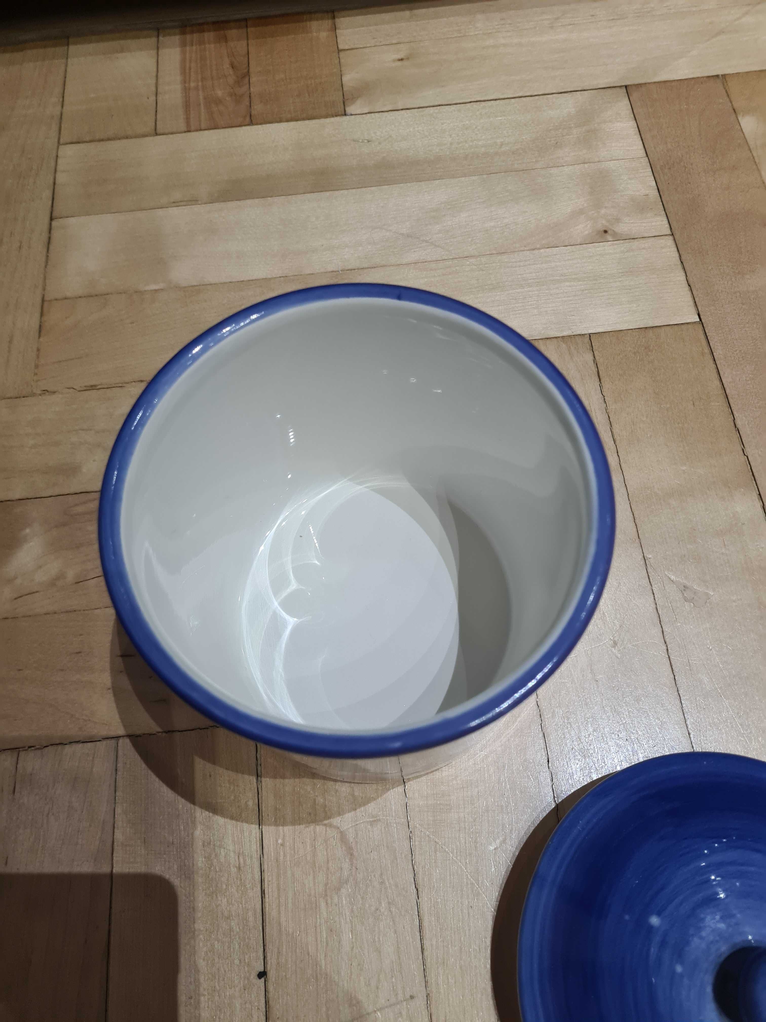 Porcelanowy, świąteczny pojemnik na ciastka lub inne łakocie