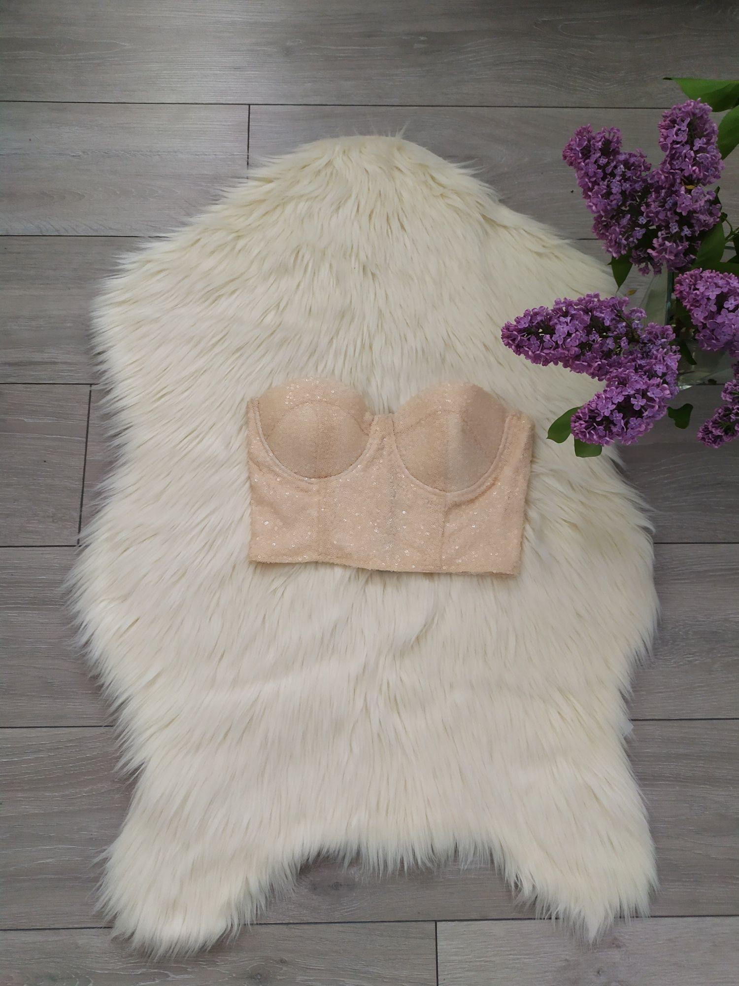 gorset Missguided morelowy beżowy bralet crop top cekiny biustonosz