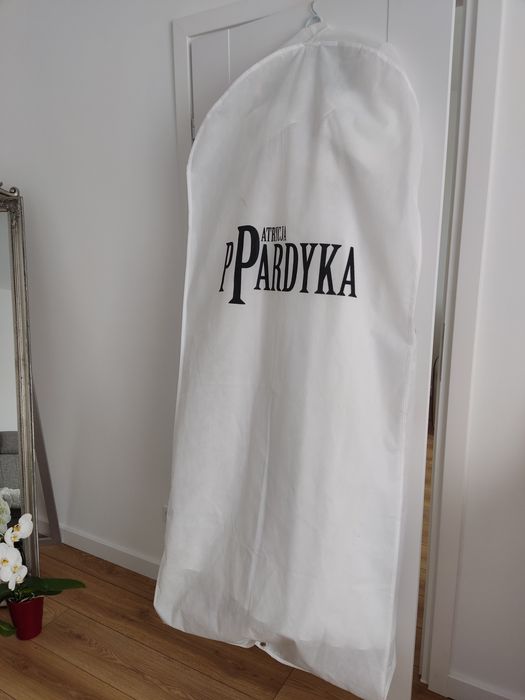 Suknia ślubna minimalistyczna tren panna młoda elegancka Pardyka