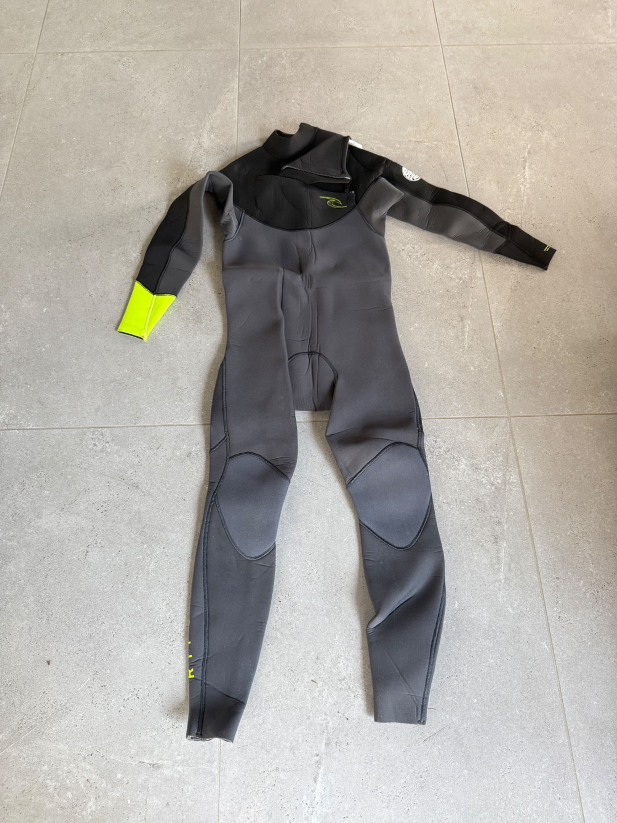 Pianka neoprenowa RIPCURL rozmiar L 4/3 mm