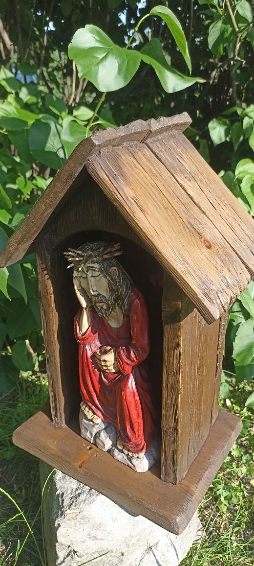 JEZUS Frasobliwy w kapliczce