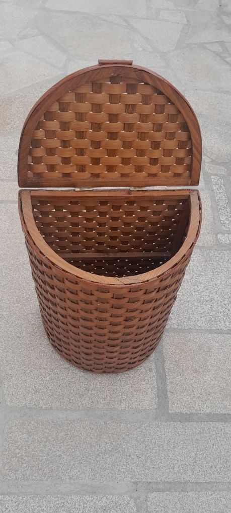 Mesa madeira maciça,  cabide e cesto