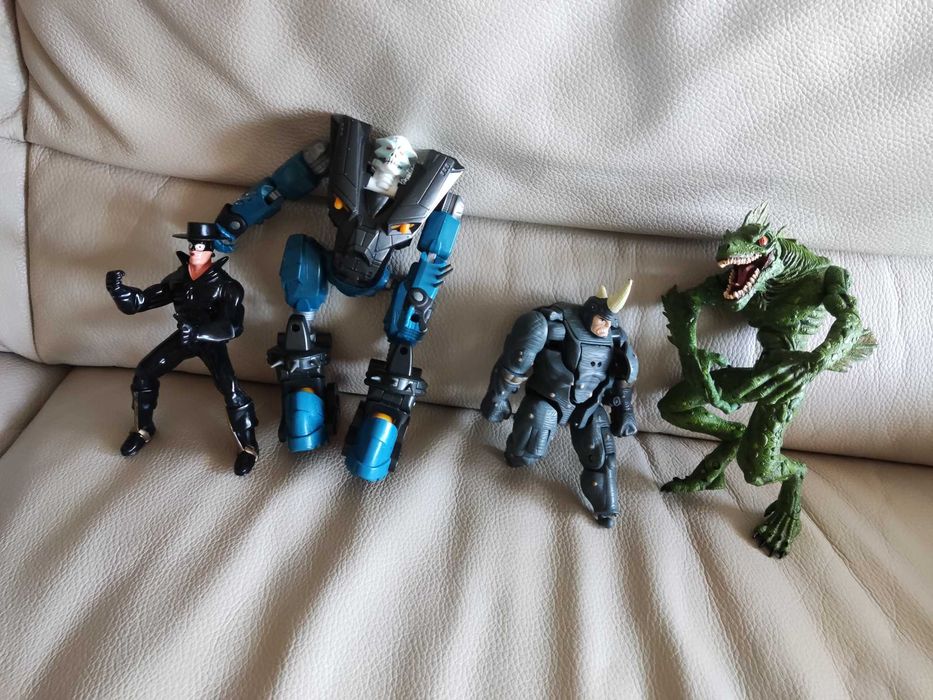 Figuras Actionman e outros bonecos